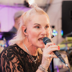 Claudia – Vocals